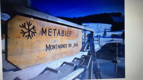 a sign for a metroliter with a snowflake on it at Duplex Métabief in Métabief