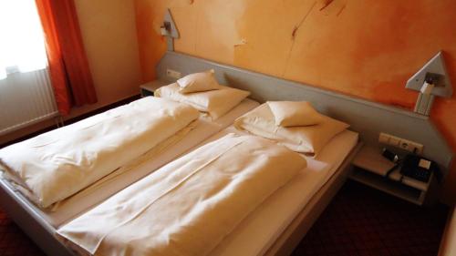 Ένα ή περισσότερα κρεβάτια σε δωμάτιο στο Hotel Krone