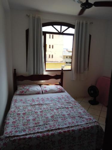 Ένα ή περισσότερα κρεβάτια σε δωμάτιο στο Casa de praia; Itapebussu, Guarapari, ES.