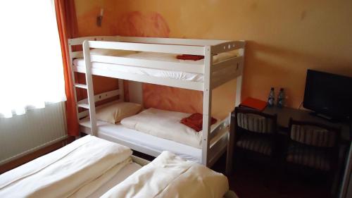 Ένα ή περισσότερα κρεβάτια σε δωμάτιο στο Hotel Krone