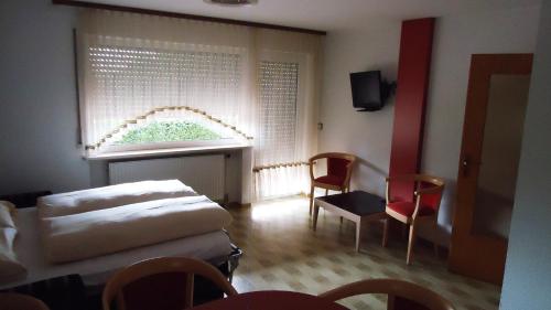 Ένα ή περισσότερα κρεβάτια σε δωμάτιο στο Hotel Krone