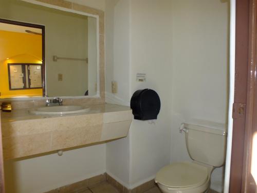 y baño con lavabo, aseo y espejo. en Gran SAHARA en Playa del Carmen