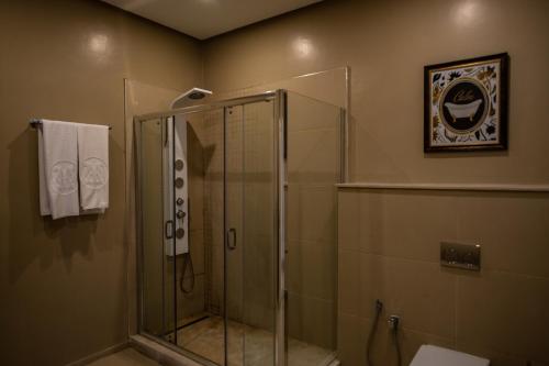 A bathroom at Majestic Hotel