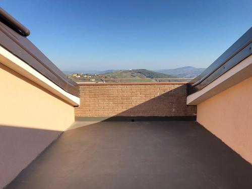 Elle offre une vue sur un balcon d'un bâtiment en briques. dans l'établissement Hotel Lo Zodiaco, à Oppido Lucano