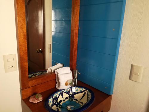 uma casa de banho com um lavatório e um espelho em Ganesha Hotel em San Cristóbal de Las Casas