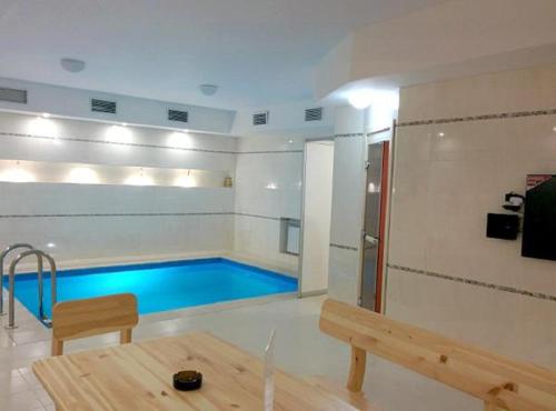 una piscina en una habitación con un banco y una mesa en Inter Hotel en Samara