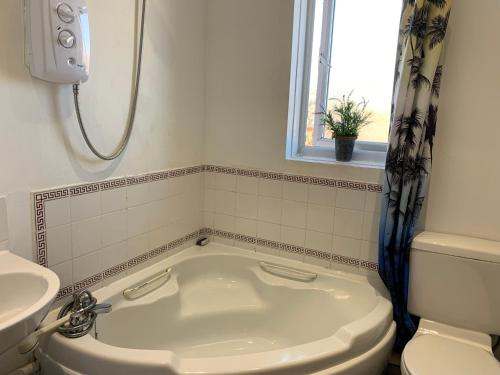 Ett badrum på Eskdaill Place Apartment