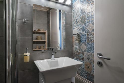 Bathroom sa Autonomous house in the heart of Plaka