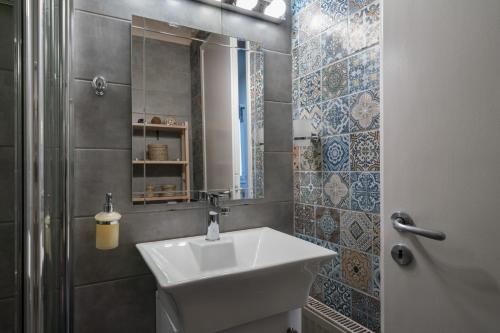 Autonomous house in the heart of Plaka