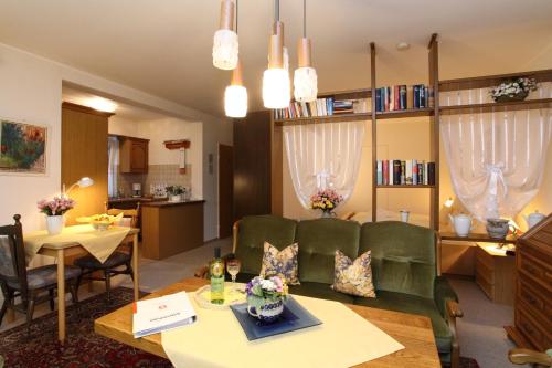 een woonkamer met een bank en een tafel bij Pension Ingrid in Schneverdingen