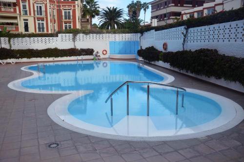 una gran piscina en un patio en SunShine Studio, en Puerto de la Cruz