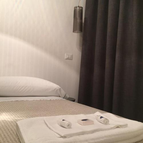une chambre d'hôtel avec un lit et 2 serviettes. dans l'établissement Camere Nicolina 2, à Vernazza