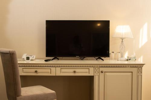 a flat screen tv sitting on top of a desk at Armenia in Nerkʼin Giratʼagh