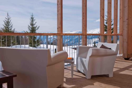 En balkon eller terrasse på L'Aiguille Grive Chalets Hotel