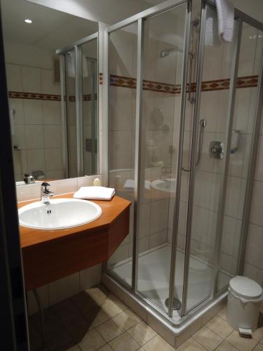 Bilik mandi di MarC5 Hotel Cadenberge