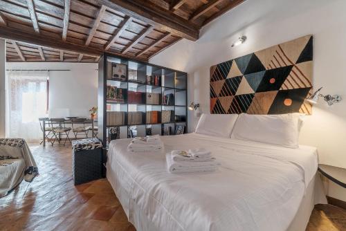 ローマにあるBlack White - FromHometoRomeのベッドルーム1室(白い大型ベッド1台付)