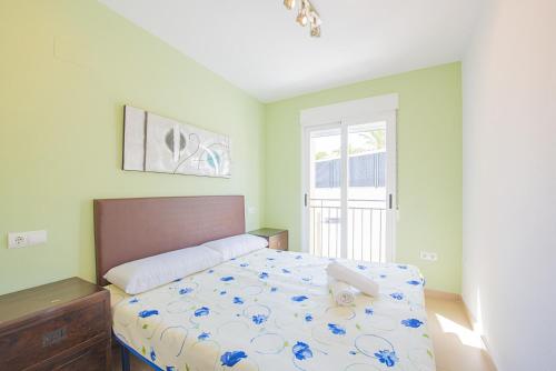 1 dormitorio con cama y ventana en Bungalow Edyta - Plusholidays en Calpe