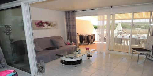 un salon avec un canapé et une table dans l'établissement Appartement Naturiste 