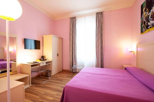 Tempat tidur dalam kamar di SmArt Hotel Bartolini
