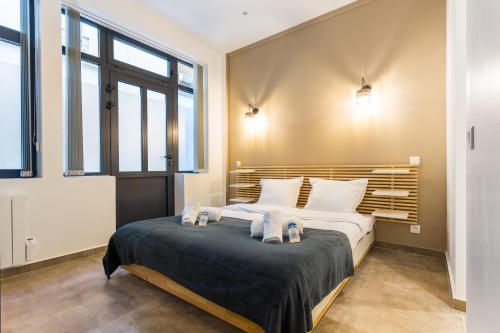 ein Schlafzimmer mit einem großen Bett mit Handtüchern darauf in der Unterkunft CMG Oberkampf/ Charonne G in Paris