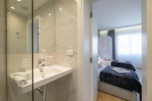 Koupelna v ubytování Vitosha Boulevard Two Bedroom Two Bathroom Lux Suite