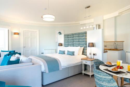 Habitación de hotel con cama y mesa en Sandhills Apartments, Mudeford, en Christchurch