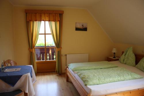 Tempat tidur dalam kamar di Weingut Fellner