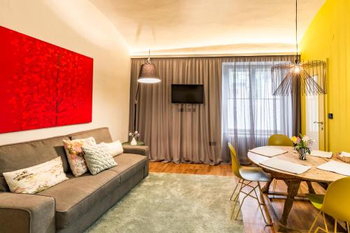 uma sala de estar com um sofá e uma mesa em Yellow Flat by GrazRentals with best location & free parking em Graz