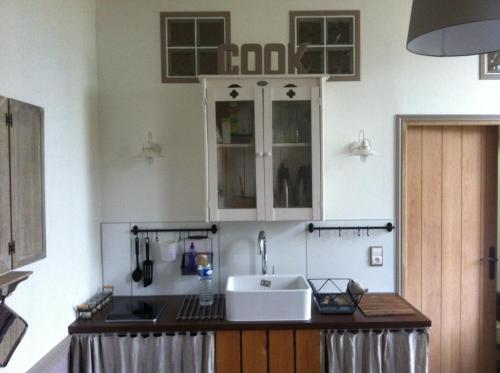 uma cozinha com um lavatório e um balcão em Bed&B La Ferme De L'ostrevent em Estrées