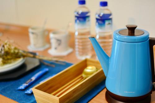 a blue juicer sitting on top of a wooden table at Artistic Studio in Taichung