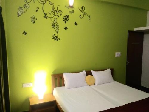 Un dormitorio con una cama con un osito de peluche. en ROYALE ACHAYA en Chennai