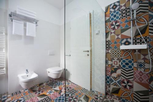 a bathroom with a toilet and a shower at Villa R&B in Sutivan