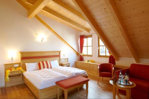 سرير أو أسرّة في غرفة في Dohlmühle Gästehaus & Weingut