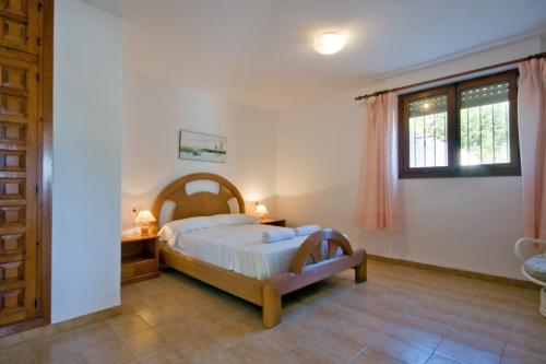 a bedroom with a bed and a window at Villa Roel in Calpe