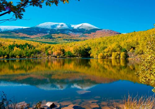 a view of a lake with mountains in the background at Ohana Apartamento Rural in Malón