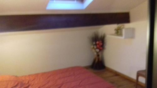 サン・ジルにあるAppartement Anatole Franceのベッドルーム1室(ベッド1台付)、窓が備わります。