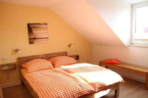 Schlafzimmer mit einem Bett und einem Fenster in der Unterkunft Ferienhaus Landeskrone in Dresden