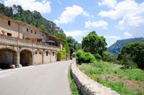 an empty road next to a building on a hill at Agroturismo Son Viscos in Valldemossa