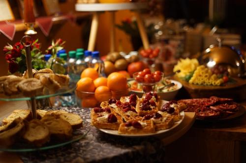 拉齊布日的住宿－Polonia Raciborz，一张桌子,上面有馅饼和其他食物