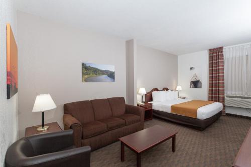 Habitación de hotel con cama y sofá en The Niobrara Lodge, en Valentine