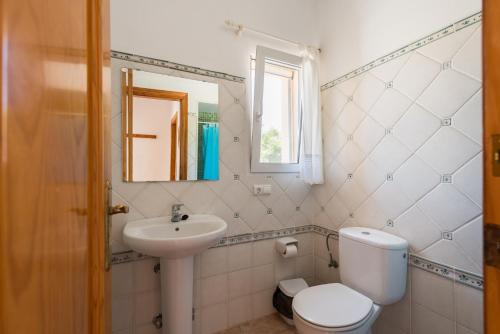 y baño con lavabo, aseo y espejo. en Villa Murano, en Benissa