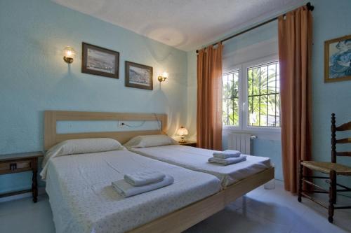 モライラにあるVilla Zaragozaのベッドルーム1室(ベッド1台、タオル2枚付)