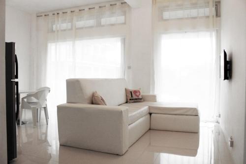 un soggiorno bianco con divano bianco e finestra di Villa Emita Trou aux Biches Beach Appartement a Trou aux Biches