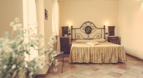 ein Schlafzimmer mit einem Bett und zwei Nachttischen in der Unterkunft Casa Ressia in Alba
