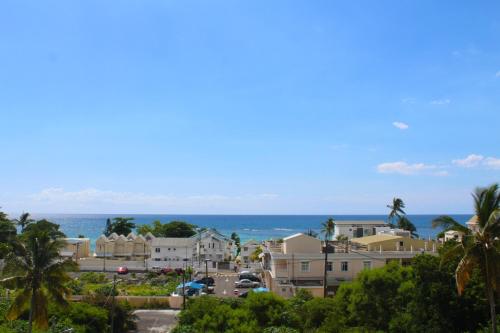 una vista di una città con l'oceano sullo sfondo di Villa Emita Trou aux Biches Beach Appartement a Trou aux Biches