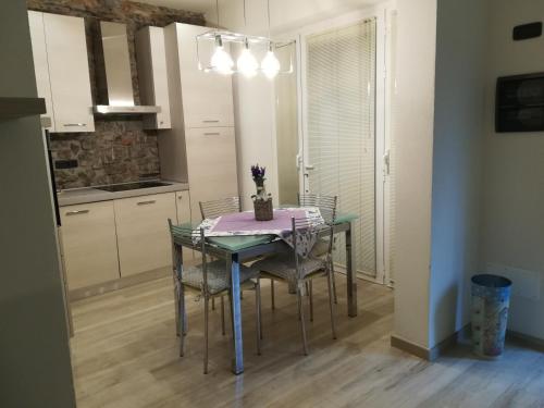 a dining room table and chairs in a kitchen at Casa Anna in Moneglia