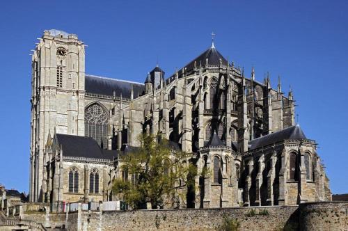 une grande cathédrale en pierre avec une tour en haut dans l'établissement Studio cozy hypercentre, au Mans