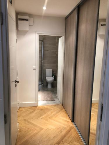 La salle de bains est pourvue de toilettes et de parquet. dans l'établissement AzurAppart Elegant Studio Centre, à Nice