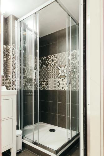 une douche avec une cabine en verre dans une salle de bain dans l'établissement Résidence des Tanneurs - Riesling, à Obernai