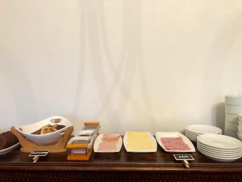 a wooden table with plates and dishes on it at Hostería Pionero in Cerro Castillo